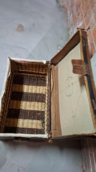 Baúl vintage de mimbre y cuero
