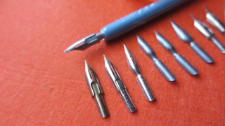 Conjunto 15 plumillas, tintero vidrio y portapluma
