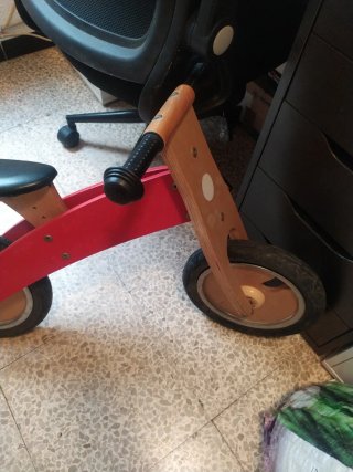 Bicicleta de madera sin pedales roja