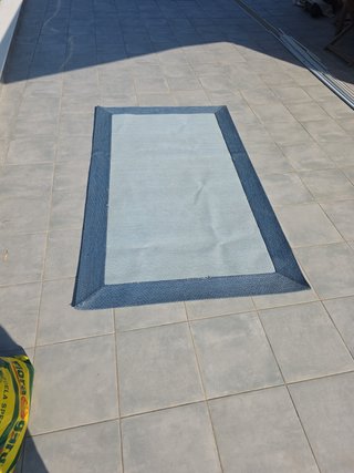 Alfombra azul de prolipofeno. 180cm largo x 105 cm