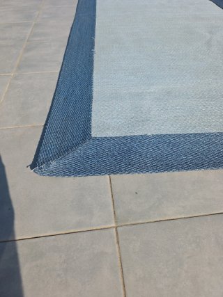 Alfombra azul de prolipofeno. 180cm largo x 105 cm