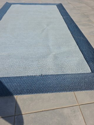 Alfombra azul de prolipofeno. 180cm largo x 105 cm