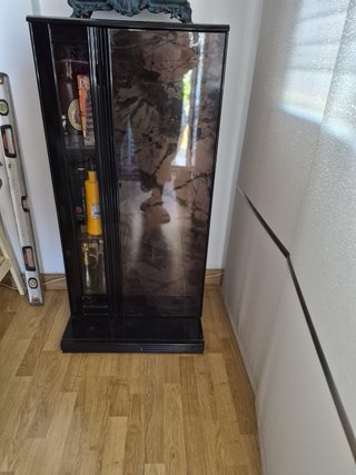 Mueble salón negro con detalles morados