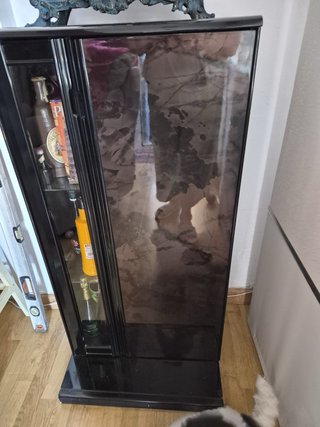 Mueble salón negro con detalles morados