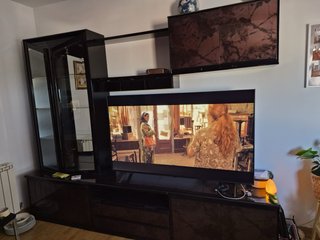 Mueble salón negro con detalles morados