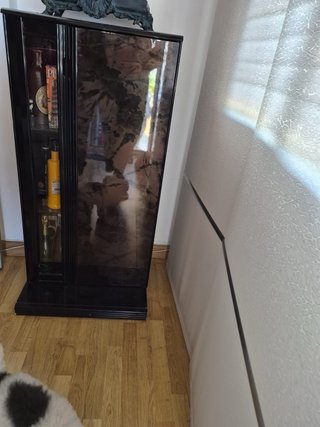 Mueble salón negro con detalles morados