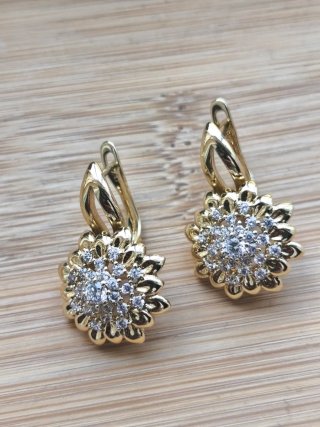 Pendientes chapados en oro con circonitas