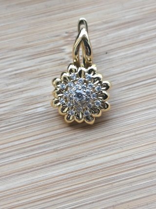 Pendientes chapados en oro con circonitas