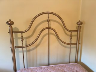 Cama completa dorada con colchón