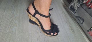 Sandalias cuña negras con lazo