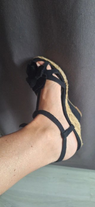 Sandalias cuña negras con lazo
