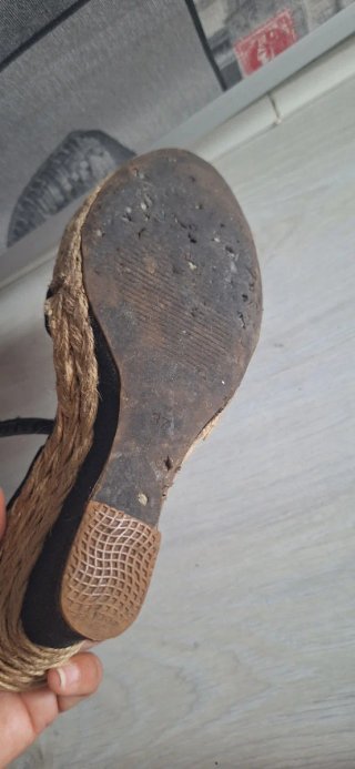 Sandalias cuña negras con lazo