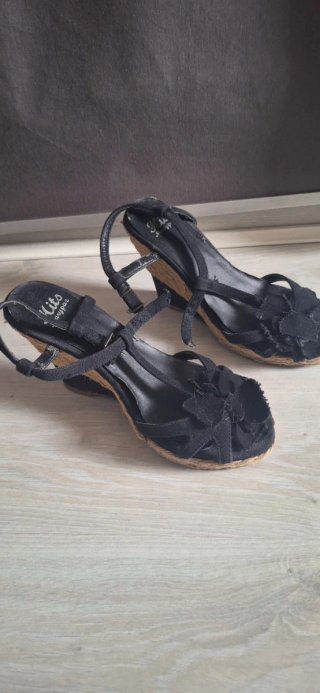 Sandalias cuña negras con lazo