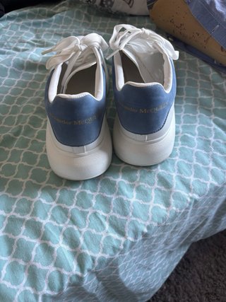 Sneakers Alexander McQueen bianche e blu
