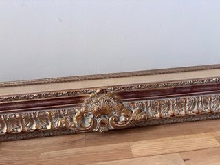 Marco de madera dorado estilo época