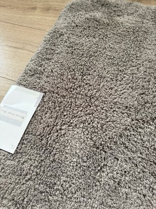 Alfombra de baño gris suave