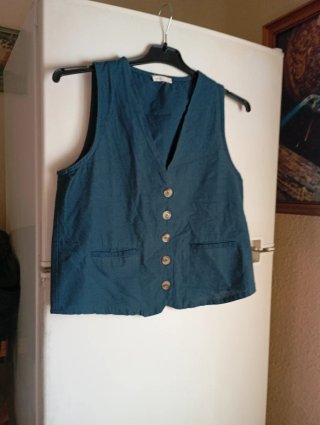 Chaleco azul con botones