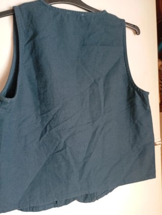 Chaleco azul con botones