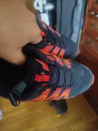 Zapatillas Salomon Waterproof Negras y Rojas