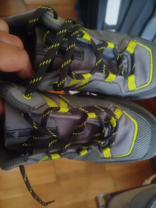 Zapatillas Quechua Gris y Amarillo