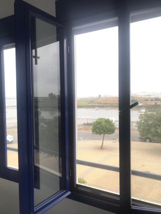 Ventanas azules con persiana