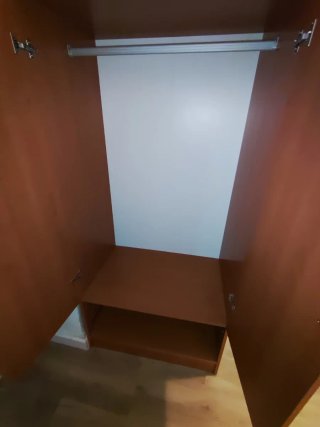 Armario de madera marrón