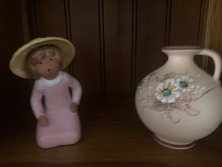 Figura y jarrón de cerámica