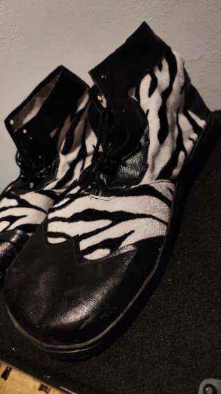 Zapatos de payaso cebra