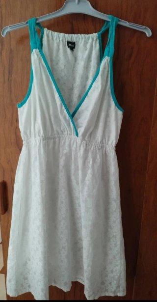 Vestido corto blanco y turquesa.