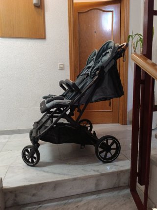 Carro gemelar Casualplay con un capazo