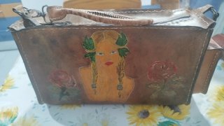 Neceser de viaje de cuero con diseño