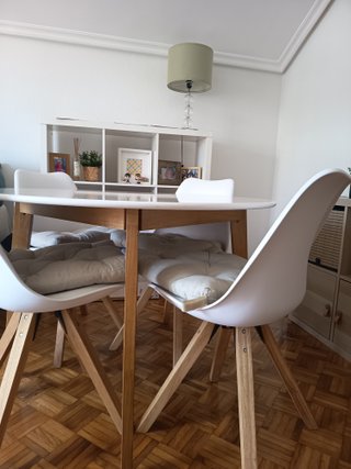 Mesa de comedor redonda blanca y madera