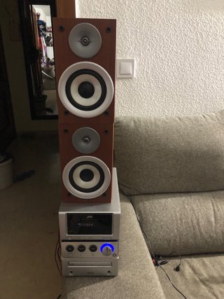 Mini cadena JVC con altavoces .