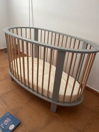 Cuna ovalada de madera y gris