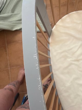 Cuna ovalada de madera y gris