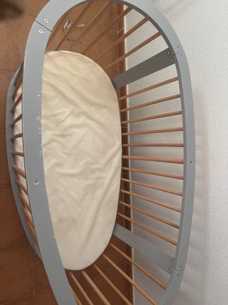 Cuna ovalada de madera y gris