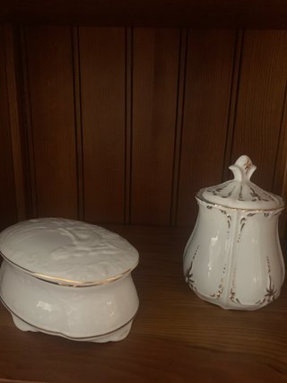 Bombomera y tarro de porcelana con detalles dorado