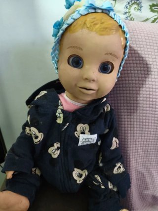 Muñeca bebé con traje de Mickey Mouse