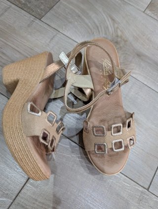 Sandalias de cuña beige y doradas de lujo