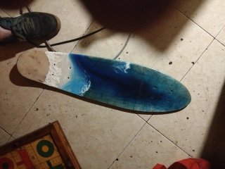 Tabla de skate con diseño de ola
