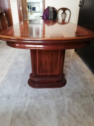 Mesa de comedor de madera