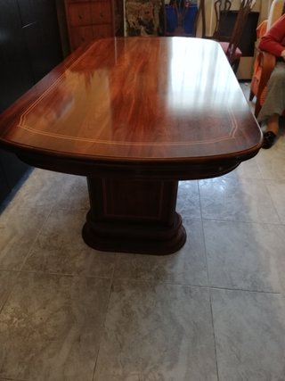 Mesa de comedor de madera