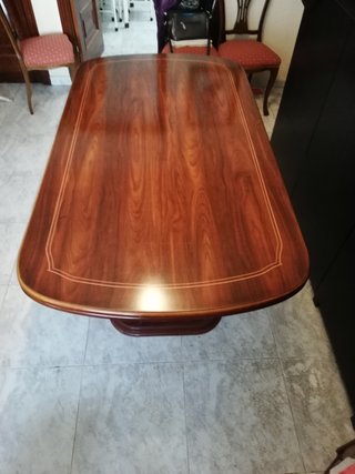 Mesa de comedor de madera