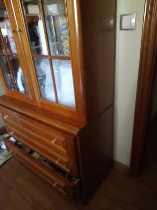 Mueble vitrina madera y cristal