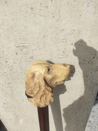 Bastón antiguo con cabeza de perro de pasta maciza
