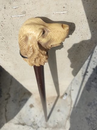 Bastón antiguo con cabeza de perro de pasta maciza