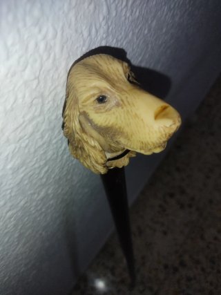 Bastón antiguo con cabeza de perro de pasta maciza