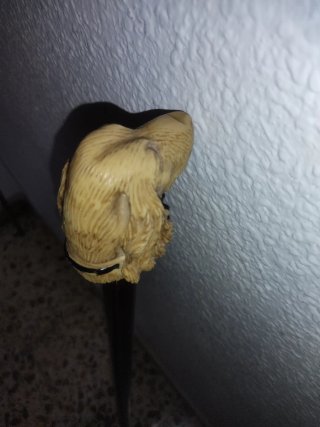 Bastón antiguo con cabeza de perro de pasta maciza