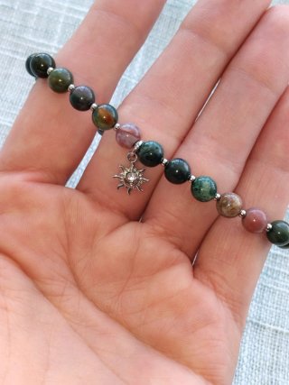 Pulsera de piedras naturales con charm sol