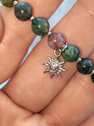 Pulsera de piedras naturales con charm sol